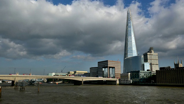 伦敦Shard Building Southwark阳光明媚的日子，泰晤士河Southwark大桥北岸，河流交通/伦敦，大伦敦，英国视频素材