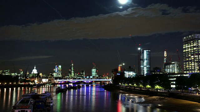 WS T/L城市夜景从滑铁卢桥在夜空和月亮俯瞰河流/伦敦，大伦敦，英国视频素材