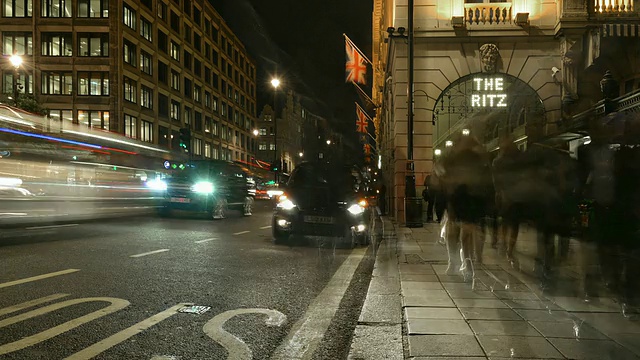 英国大伦敦，伦敦丽兹酒店，皮卡迪利大街的夜景，交通和行人视频素材