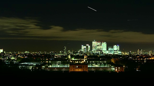 老皇家海军学院的View of Old Royal Naval College William King Walk Greenwich day to night观金丝雀码头blue to night天空，缕缕云彩飞机灯光/伦敦，大伦敦，英国视频素材