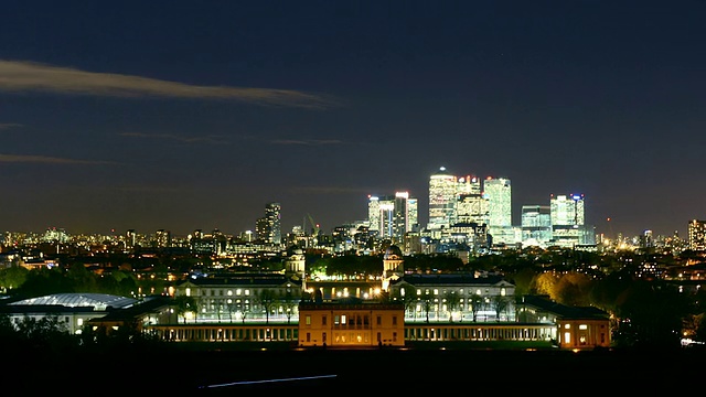 老皇家海军学院View of Old Royal Naval College William King Walk Greenwich day to night观金丝雀码头blue to night天空，缕缕云彩飞机灯光/伦敦，大伦敦，英国视频素材