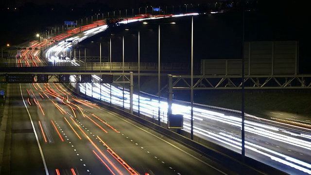 英国贝德福德郡雷德伯恩高速公路夜间高速公路桥上的标志视频素材