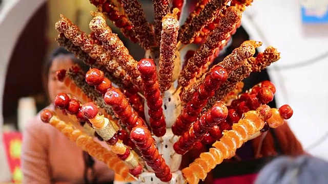 Candied Fruits at Chinese market 糖葫芦视频下载