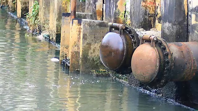 从管道工厂排出的废水视频下载