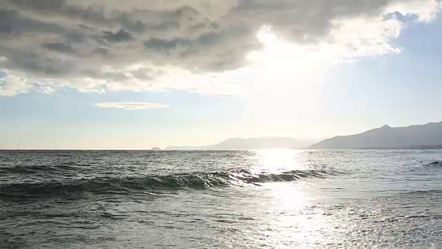 海浪从海上滚过荒芜的海滩视频素材