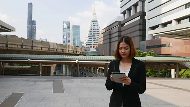 4K:商务女性使用平板电脑视频素材