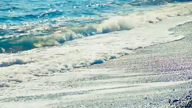 海滩上浪花翻腾，特写视频素材