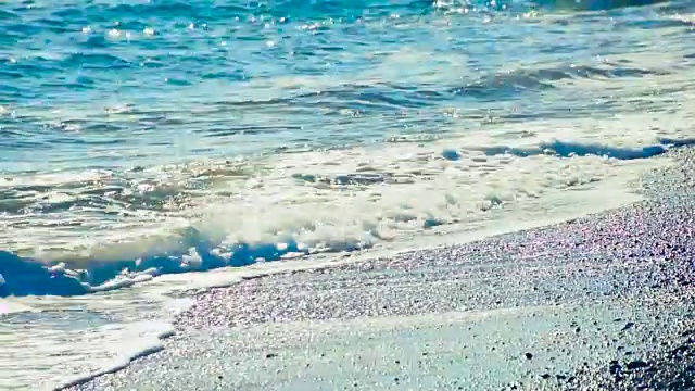 海岸上翻腾的浪花，特写视频素材