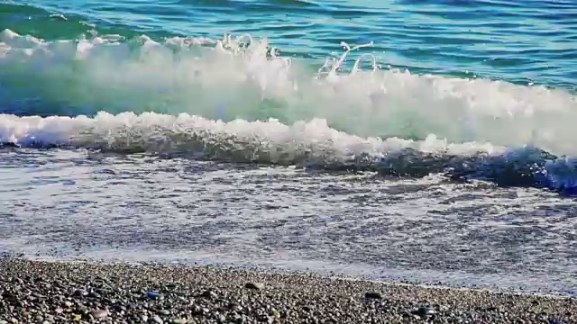 日出时碧绿的海浪视频素材