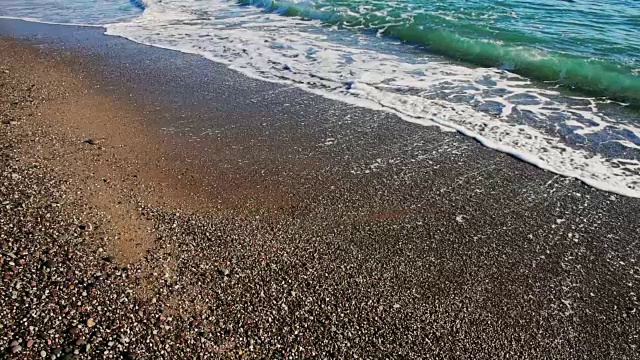 海滩上浪花翻腾，特写视频素材