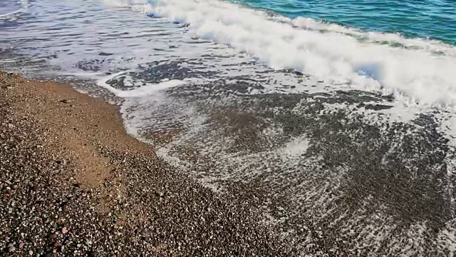 海滩上浪花翻腾，特写视频素材