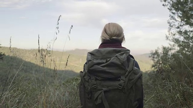 年轻的成年女性欣赏山景视频素材