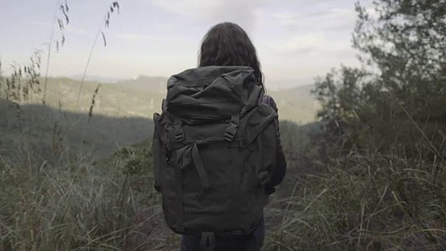 年轻的成年女性欣赏山景视频素材