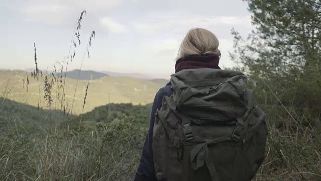 年轻的成年女性欣赏山景视频素材