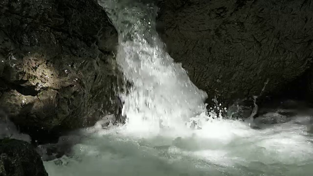 在瀑布的底部溅起泡沫的水-弗朗西诺内河视频素材