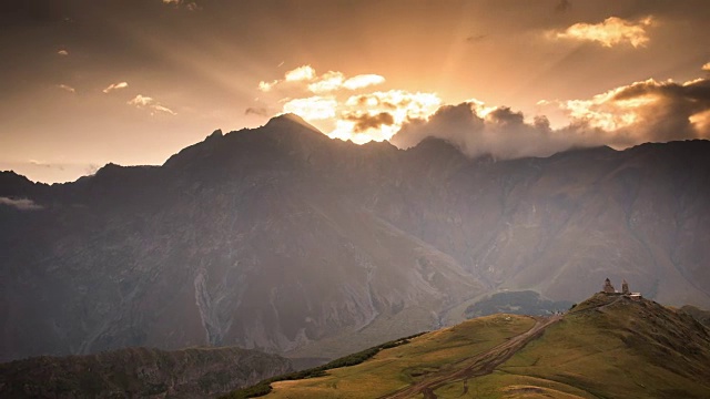 高清时间周期-格盖提基督教教堂在早晨靠近Kazbegi, Stepancminda村在格鲁吉亚，高加索视频素材