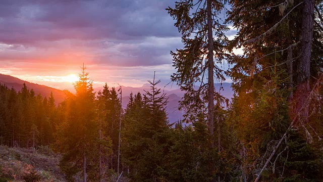 太阳从山上缓缓落下的全景视频素材