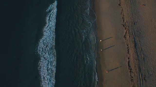 航拍海滩上的海浪视频素材