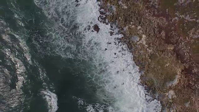 高角度拍摄的海浪在岩石海岸视频素材