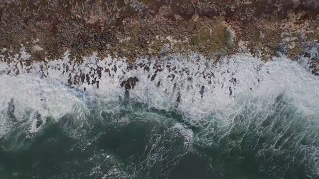 航拍岩石海岸上的海浪视频素材