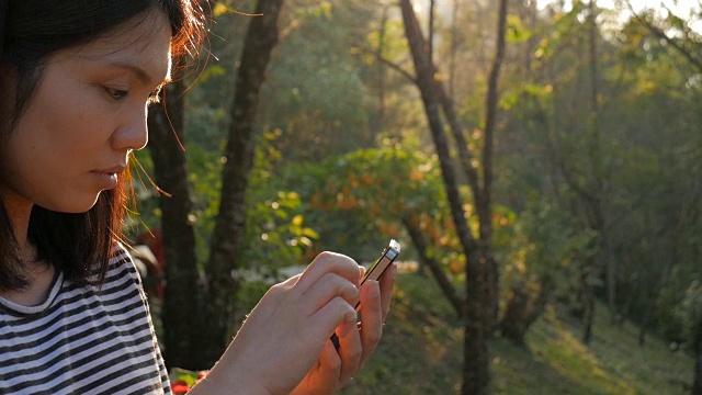 女人在森林里使用智能手机视频素材