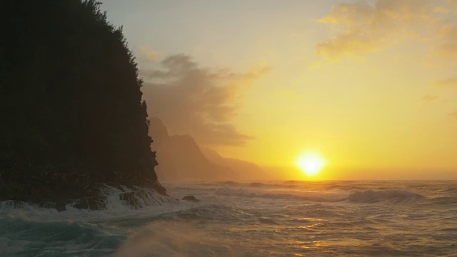 海浪冲击着夏威夷考艾岛的纳帕里海岸视频素材