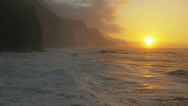 海浪冲击着夏威夷考艾岛的纳帕里海岸视频素材