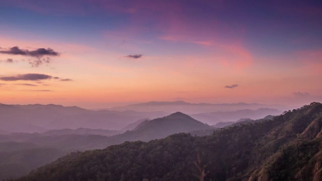 4K:山在日出时的时间间隔视频素材