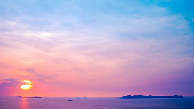 海和岛屿上日落的时间流逝视频素材