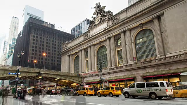 纽约中央车站(Grand Central Terminal, NYC)下午的时间间隔，东42街和公园大道高架桥上的行人和车辆流量视频素材