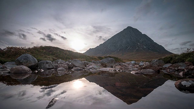 Buachaille Etive Mòr是反映在格兰Etive在苏格兰高地的头部库帕尔河平静的水视频素材