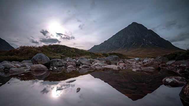 Buachaille Etive Mòr是反映在格兰Etive在苏格兰高地的头部库帕尔河平静的水视频素材