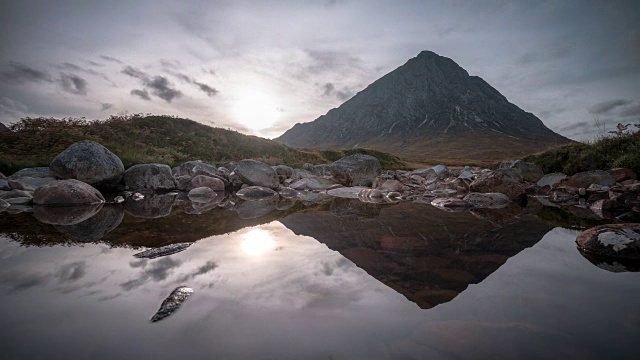 Buachaille Etive Mòr是反映在格兰Etive在苏格兰高地的头部库帕尔河平静的水视频素材