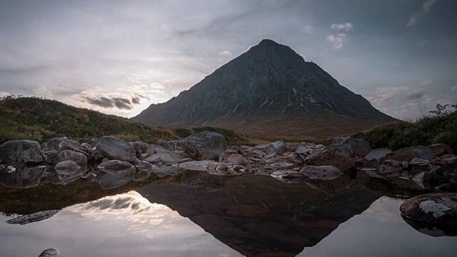 Buachaille Etive Mòr是反映在格兰Etive在苏格兰高地的头部库帕尔河平静的水视频素材