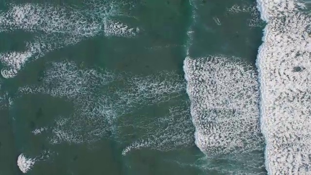 高角度拍摄的海浪在海洋视频素材