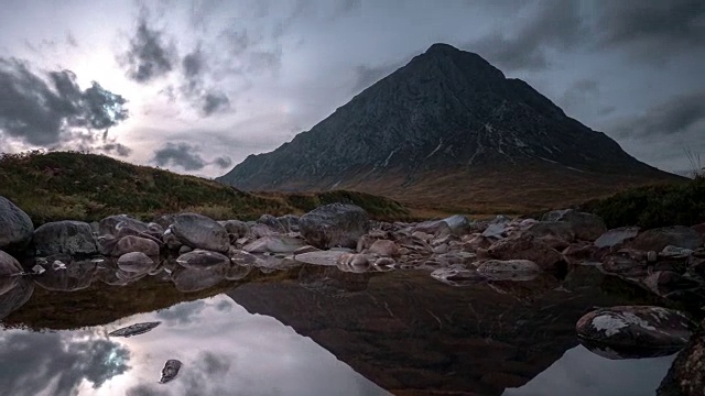 Buachaille Etive Mòr是反映在格兰Etive在苏格兰高地的头部库帕尔河平静的水视频素材