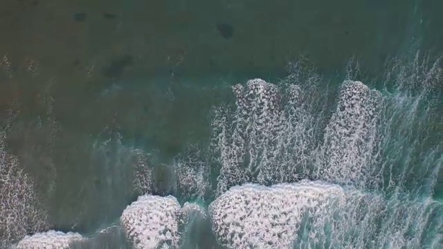 高角度拍摄的海浪在海洋视频素材