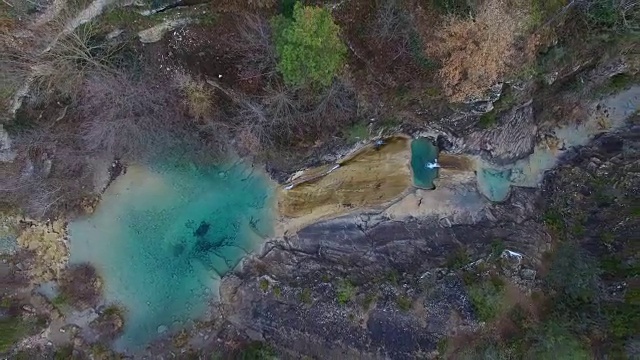 鸟瞰比利牛斯山脉中美丽的小溪和天然的绿色池塘。视频素材