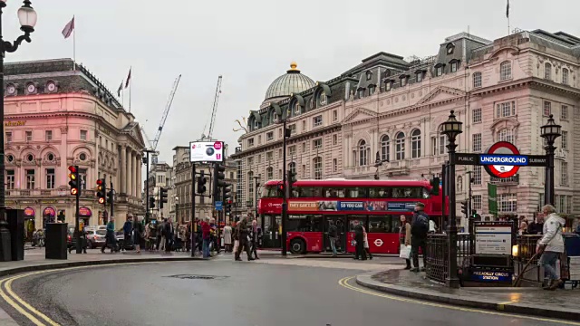 皮卡迪利广场摄政街(Regent St at Piccadilly Circus)的秋日午后，以皮卡迪利广场地铁站入口为特色视频素材