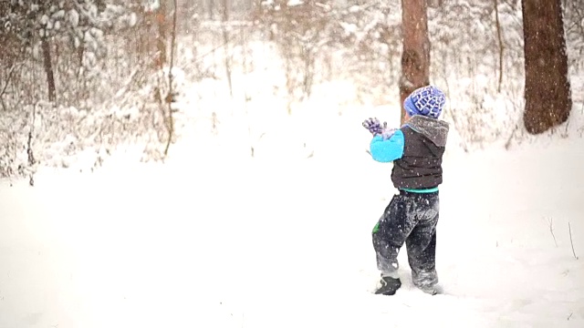 小男孩和雪视频素材