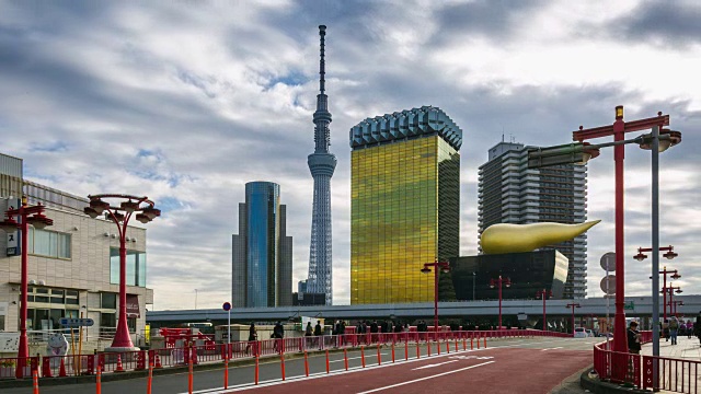 东京天空树大厦前路交通的时间流逝视频素材