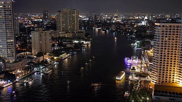 夜间在湄南河中运输视频素材