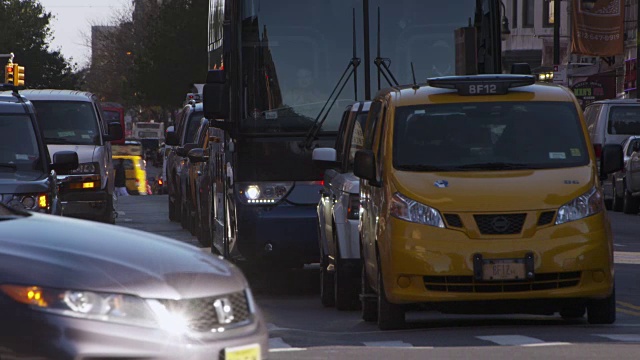 人们在曼哈顿十字路口过人行横道视频素材