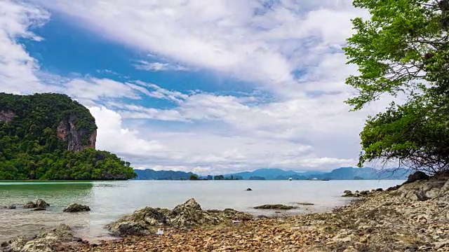 阳光明媚的热带海滩视频素材