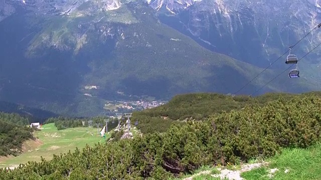 在特伦蒂诺上阿迪杰的帕格内拉山滑雪缆车。视频素材