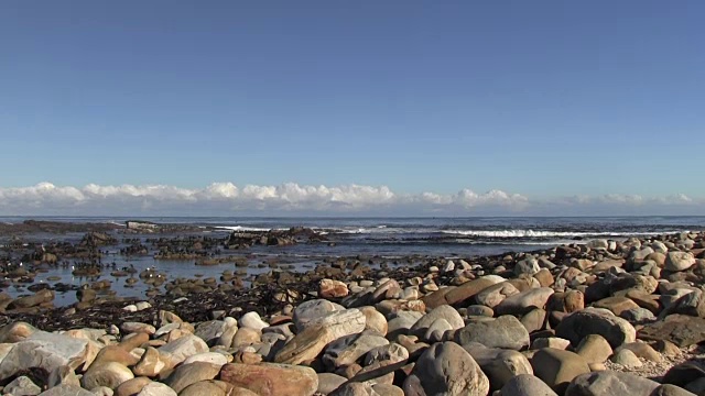 多岩石的海景和海浪视频素材