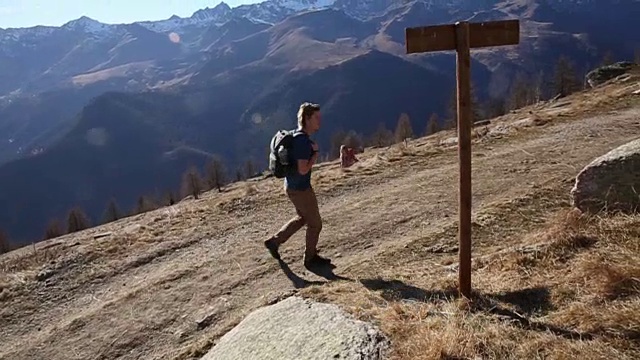 徒步旅行者沿着山路行走，经过小路视频素材