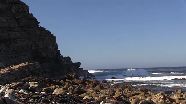 岩石和海浪撞击海景视频下载