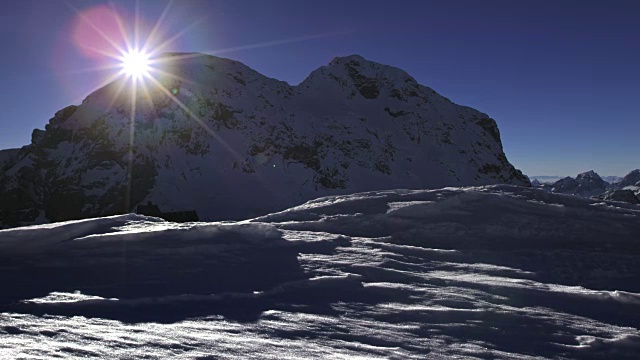 太阳照耀着白雪皑皑的山顶视频素材