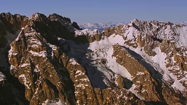 潘山在一个阳光明媚的冬日山顶视频素材